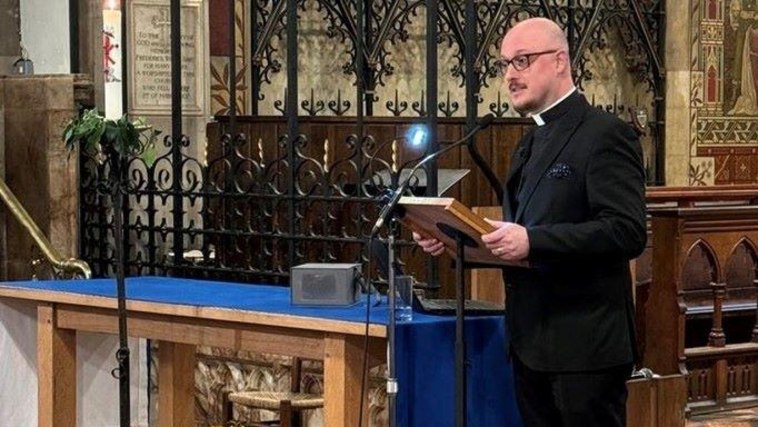 Rev Jonathan Hayes of Christ Church, East Sheen, speaking in church at funeral planning day