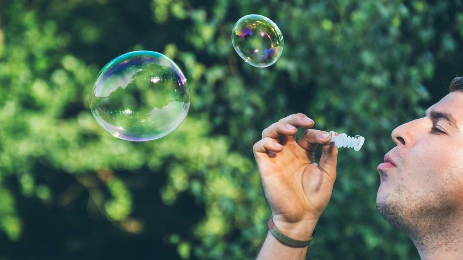 Man blowing bubbles / Jamie Street, Unsplash