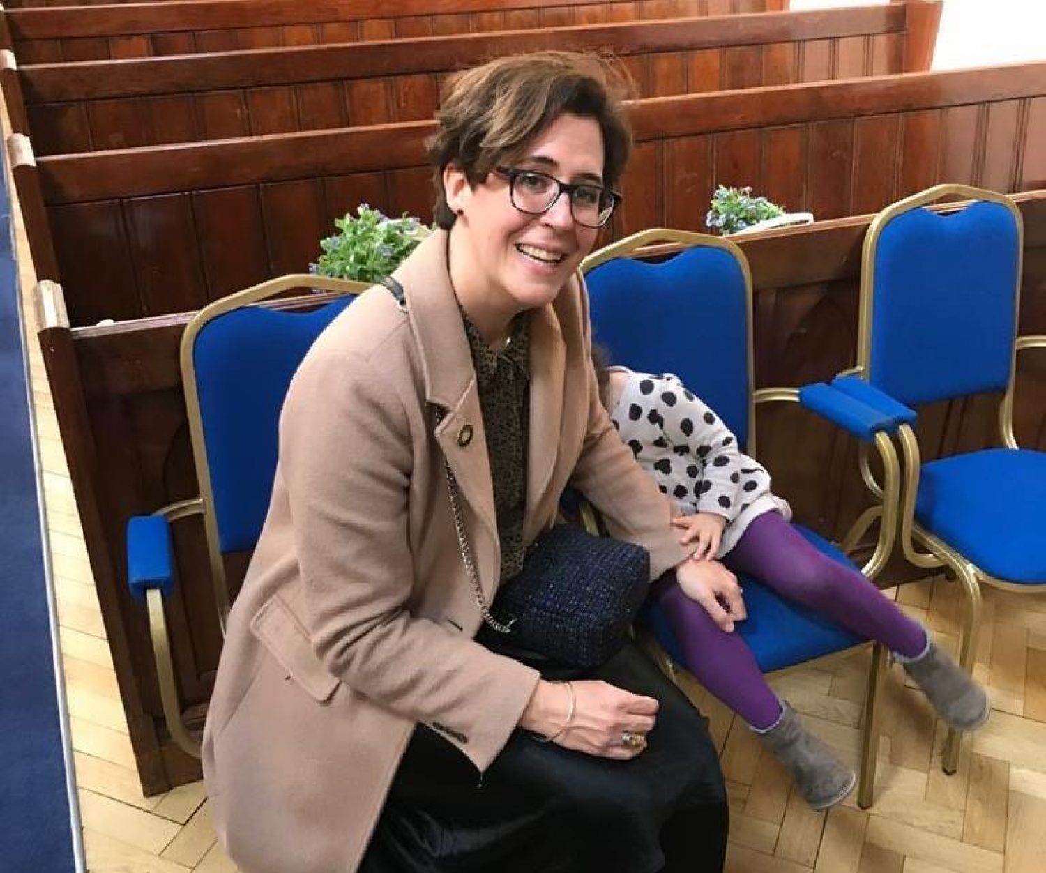woman and child at funeral, london funerals during coronavirus