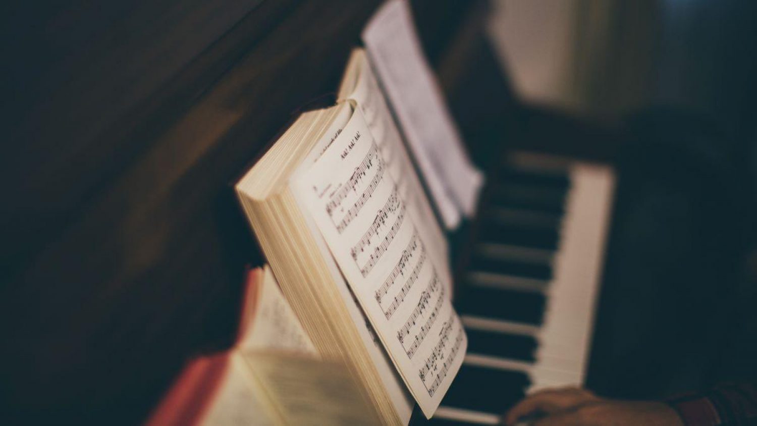 Piano keyboard and music, Louis Smith unsplash web