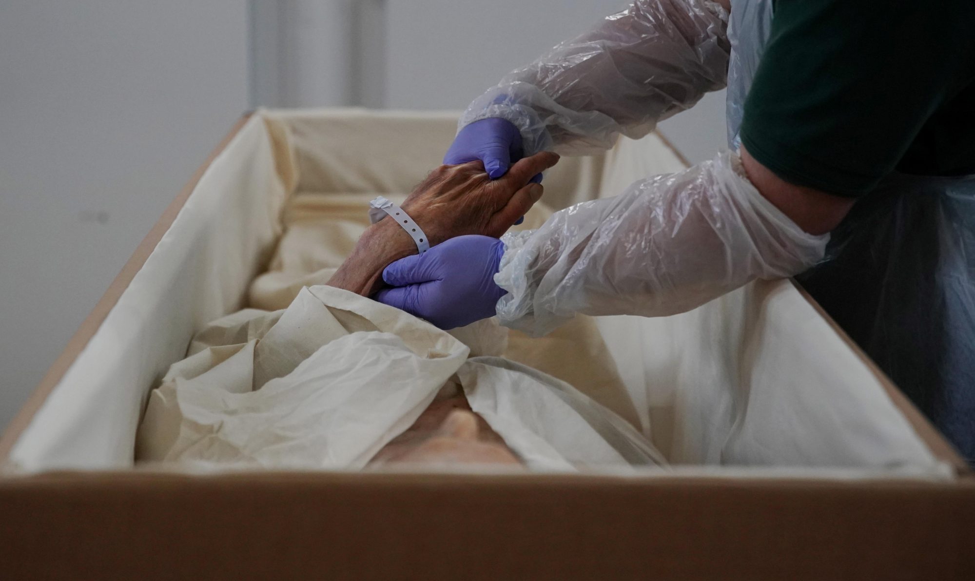 what-s-it-really-like-working-in-a-mortuary-talking-death-poppy-s
